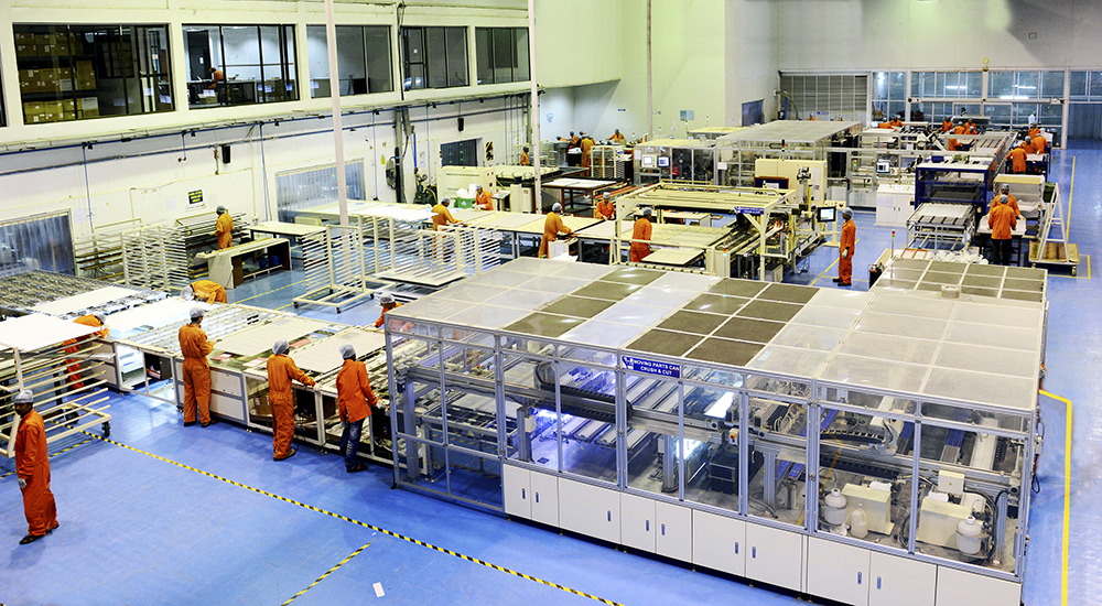 Particolare del robot a portale in una linea di produzione di moduli fotovoltaici 