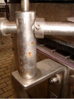 Corrosione per pitting su un componente di un macchinario dell’industria alimentare