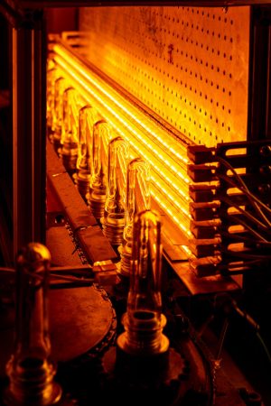 Gruppo lampade ad infrarossi in una sezione forno di una macchina di stiro soffiaggio